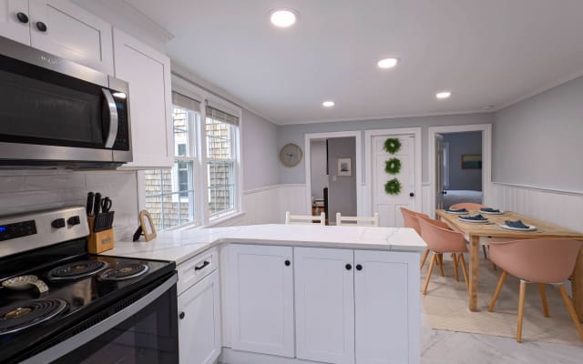 Cape Cod Vacation in style! Close to Main Street & Beautiful Beaches