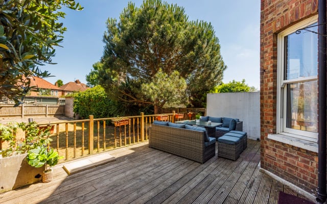 Luxurious & Comfy
~ Garden ~ Pool
Table ~ Parking!