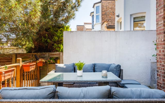 Luxurious & Comfy
~ Garden ~ Pool
Table ~ Parking!