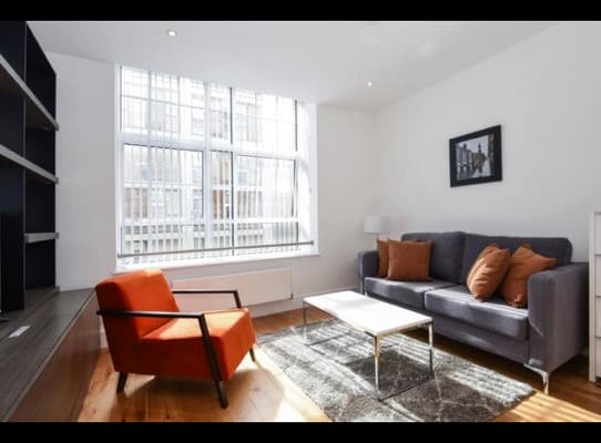 Modern cozy apartment with easy access to central London