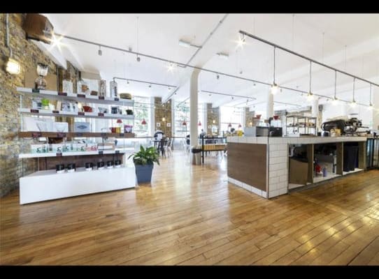 Modern cozy apartment with easy access to central London