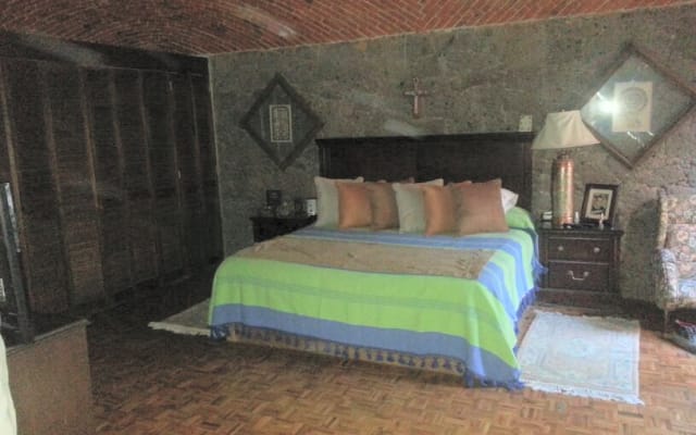 Ländliches Wohnhaus mit mexikanischen Zäunen aus Steinbruch