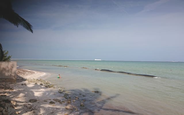 Schlafzimmer für digitale Nomaden mit Internet einen Block vom Strand...
