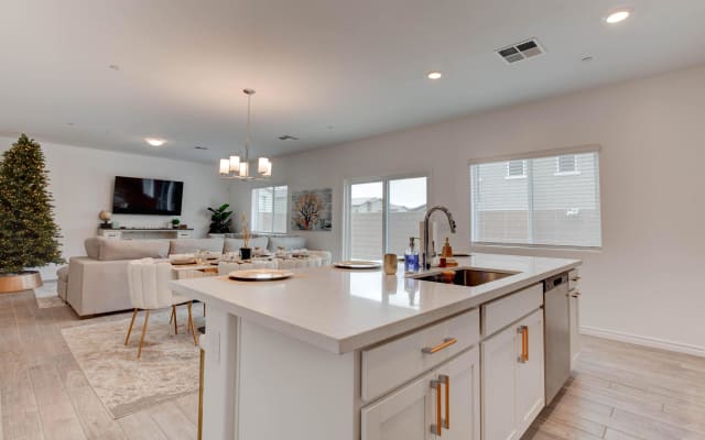 Clean, New, Safe, Cozy - 1 or 2 Upstairs Rooms