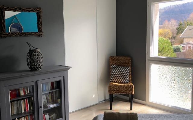 Habitación amplia y confortable en una casa moderna