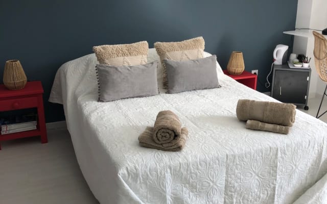 Habitación espaciosa y cómoda en una casa moderna