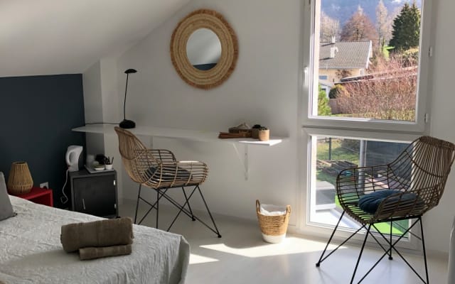 Habitación espaciosa y cómoda en una casa moderna