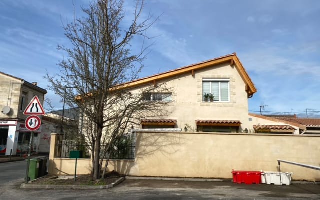 Quarto confortável numa loja duplex renovada