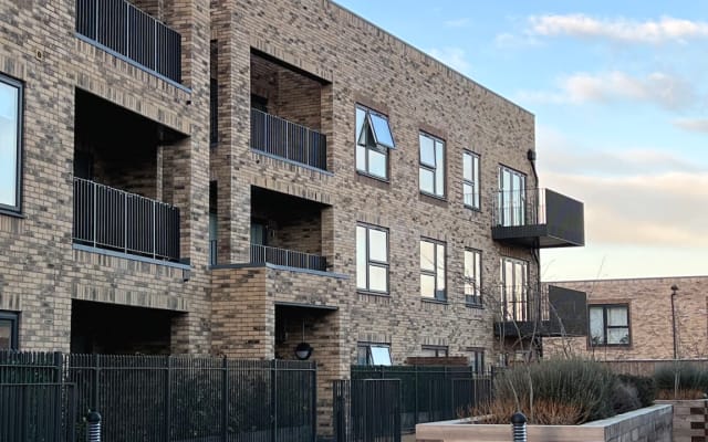 Moderne Wohnung, gemütliches und einladendes Zimmer. Schöner Ort.