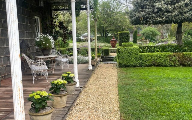 Arrandoovong Homestead - relaxed country living in historic grounds