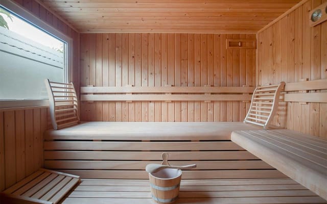 Geräumiges, luxuriöses Schlafzimmer/Wohnzimmer. Sauna und Jacuzzi...