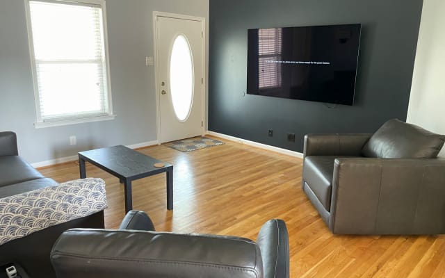 Home w/fenced yard near dining, short drive to beach