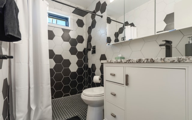 Luxurious 1BR Pearl Apt w/ Modern Kitchen, Bath and Office - Picture 8