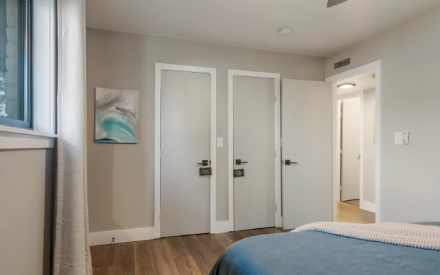 Luxurious 1BR Pearl Apt w/ Modern Kitchen, Bath and Office - Picture 13