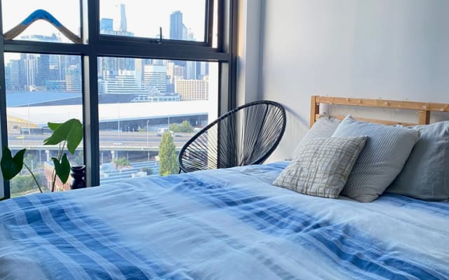 Melbourne Skyline Apartamento con habitación grande y baño privado.