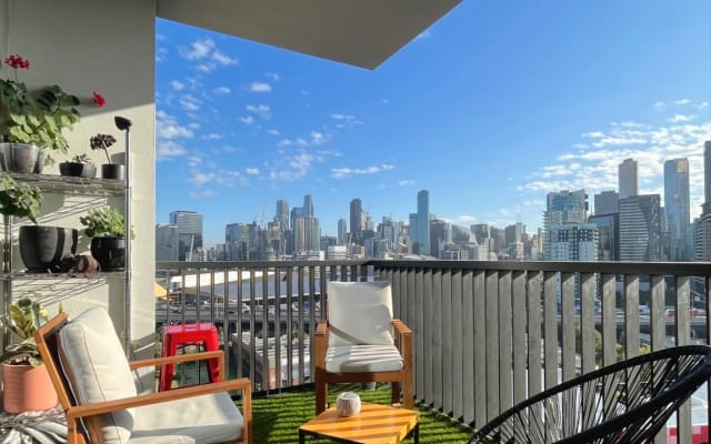 Melbourne Skyline Apartamento con habitación grande y baño privado.