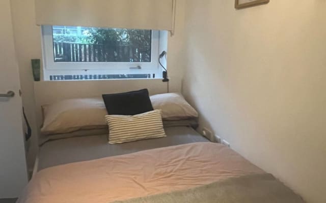 Private double room in great terraced flat in central London