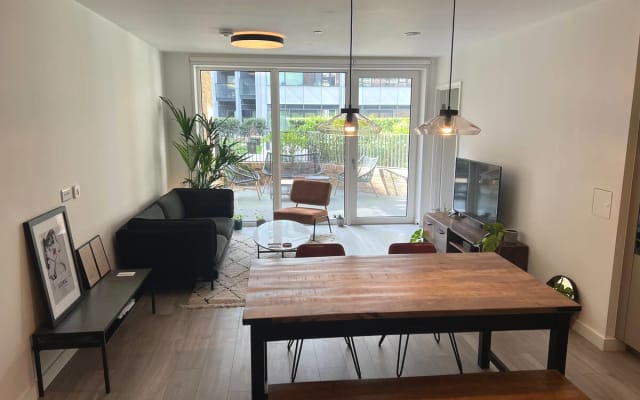 Private double room in great terraced flat in central London