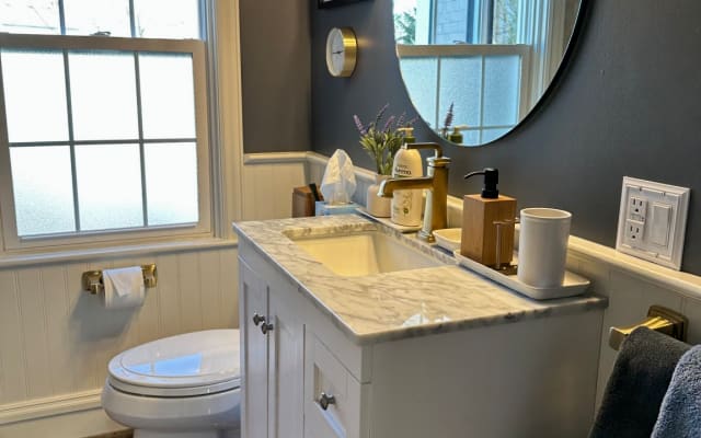 KICK BACK, RELAX, RECHARGE: Ultra-Comfy Queen Bed in the Cozy Cape Cod