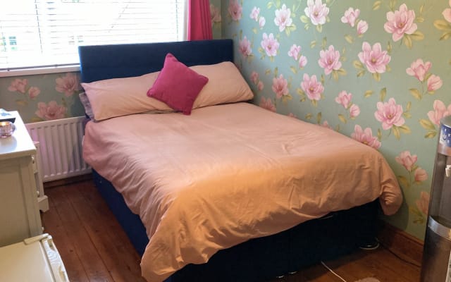 Doppelzimmer!! Neun Minuten Fahrt mit dem Zug ins Zentrum von Belfast! - Foto 9
