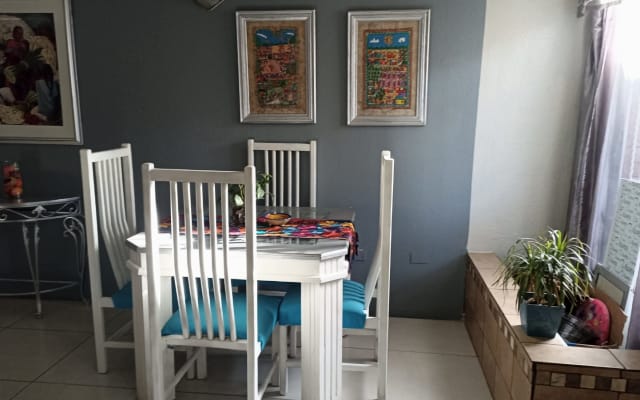 Komfortables Schlafzimmer zu Hause, eigenes Bad, Platz für ein Auto...