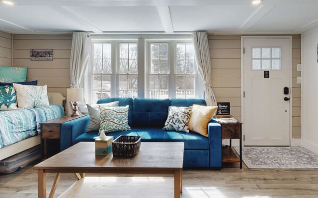 Quiet & sunny Apt 9 mins from beaches & breweries.