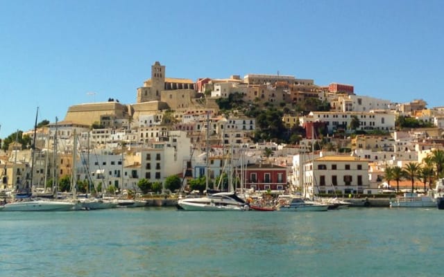 Gran habitación doble en la ciudad de Ibiza