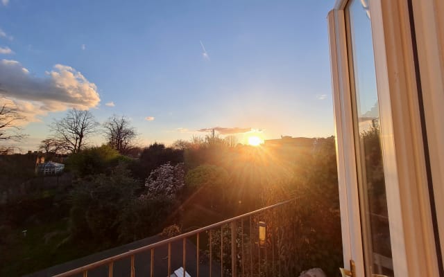 Belle chambre avec vue imprenable depuis le balcon, quartier frais