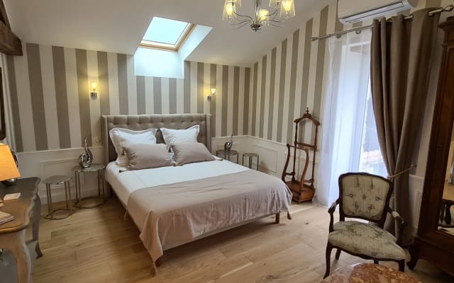 chambre élégante avec salle de bain privative