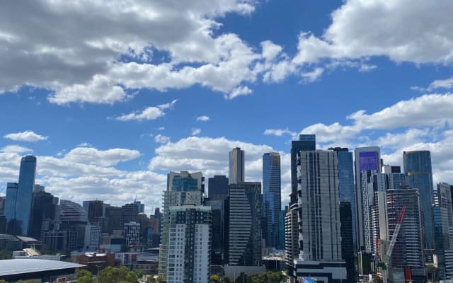 Melbourne Skyline Apartamento con habitación grande y baño privado.