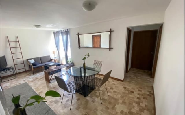 Bonito apartamento, bien situado en la ciudad.