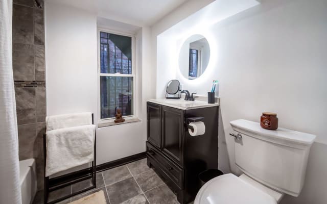Charming LGBTQ+ Hosted Studio in the Heart of Columbia Heights - Picture 10