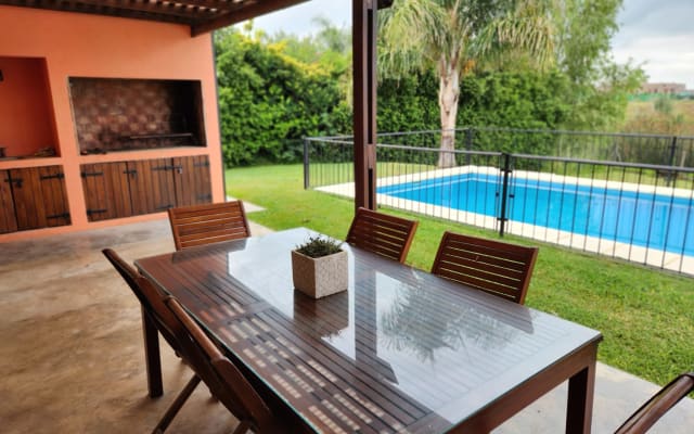 Maison avec jardin et piscine dans la communauté fermée El Canton...