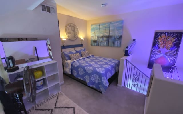 Alt.lifestyle/ artista de mente abierta que aloja zona de loft en mi casa - 