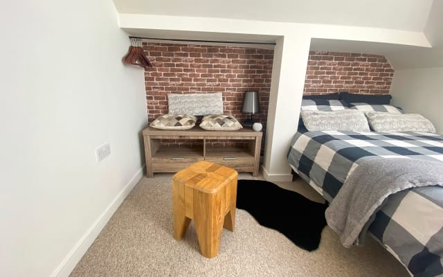Sunny double bedroom & private bathroom