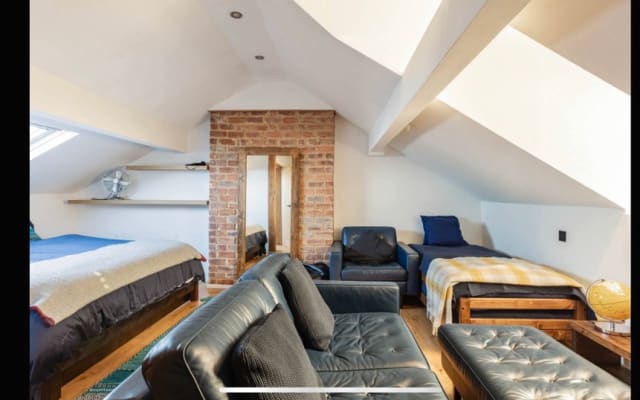 Chambre mansardée avec salle de bain privée séparée dans une belle...