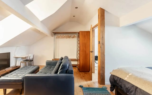 Chambre mansardée avec salle de bain privée séparée dans une belle...