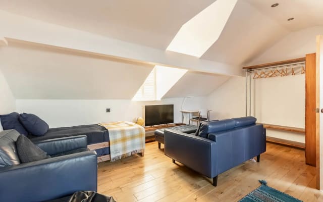 Chambre mansardée avec salle de bain privée séparée dans une belle...