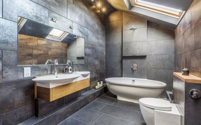 Chambre mansardée avec salle de bain privée séparée dans une belle maison de ville - Photo 6