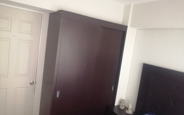 Schönes, sicheres Zimmer Unabhängige Wohnung im Süden der Stadt