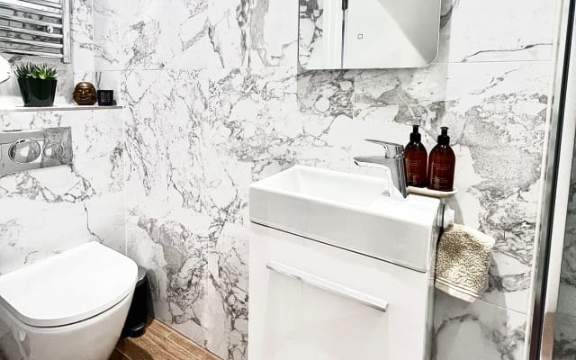 Fresh&Clean Gay Oasis near Westfield