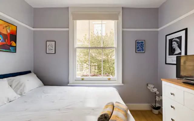 Large Kingsize bedroom in friendly apartment!!!
