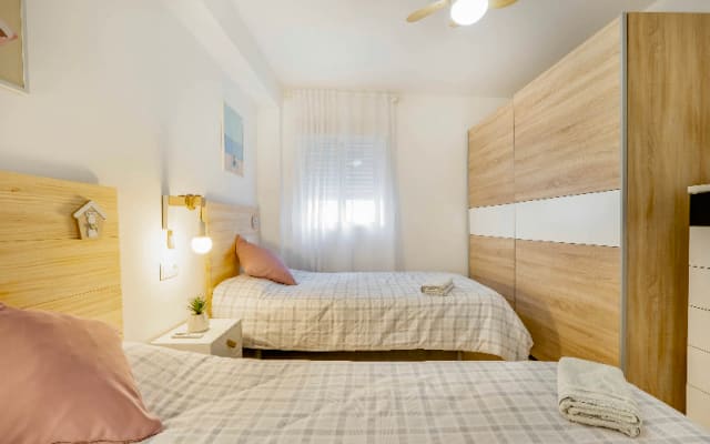 Quarto espaçoso com duas camas num apartamento recentemente renovado