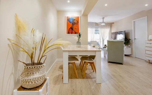 Spacious room with two beds in a newly renovated apartment - Picture 6