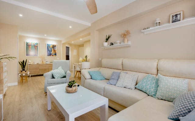 Spacious room with two beds in a newly renovated apartment - Picture 7