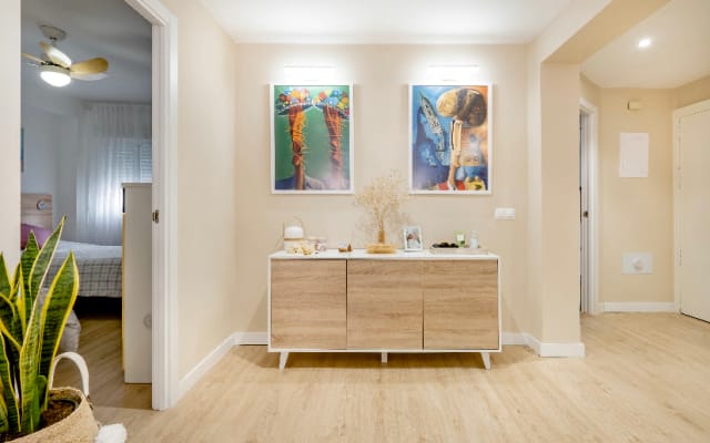 Spacious room with two beds in a newly renovated apartment - Picture 12