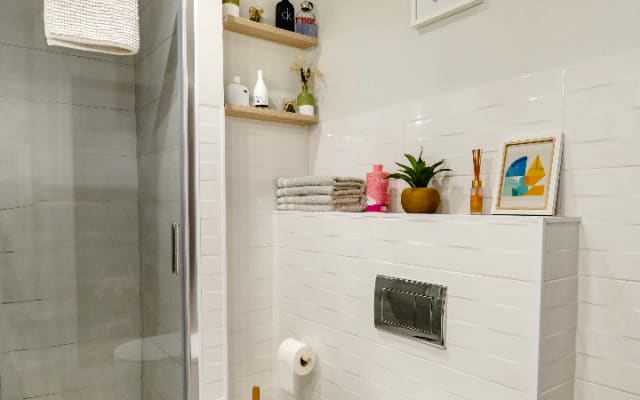 Spacious room with two beds in a newly renovated apartment - Picture 15