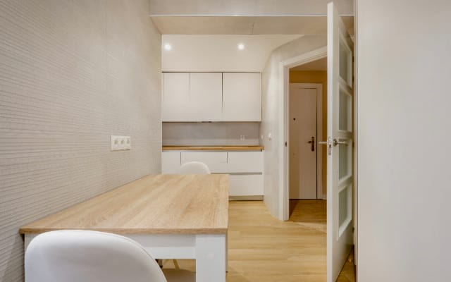 Spacious room with two beds in a newly renovated apartment - Picture 19