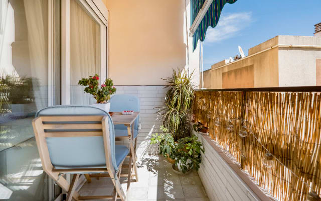 Spacious room with two beds in a newly renovated apartment - Picture 20