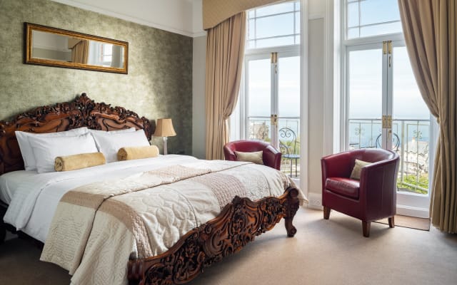 Highcliffe House è un Bed and Breakfast a 5 stelle a Lynton, nel Devon 